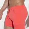 Vista lateral del short Code 22 salmón con costura limpia y ajuste anatómico para verano