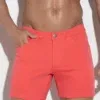 Short salmón Code 22 con botón metálico, bolsillos delanteros y tejido cómodo para hombre