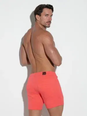 Short salmón Code 22 con logo trasero y corte ajustado para hombre, estilo veraniego y llamativo