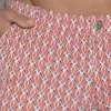 Detalle del estampado geométrico en mini short Code 22 coral