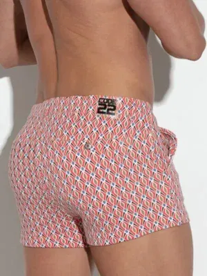 Detalle trasero del logo Code 22 sobre mini short coral estampado