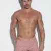 Vista frontal del mini short coral estampado Code 22 en modelo masculino