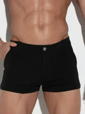 Vista frontal del short negro con cinturilla baja y botón metálico.