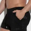 Primer plano del bolsillo delantero del pantalón Brigade negro de Code 22