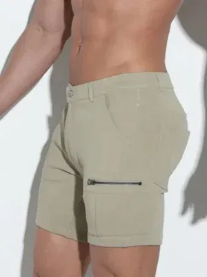 Hombre de espaldas con short cargo khaki de Code 22, cinturilla con logo visible.