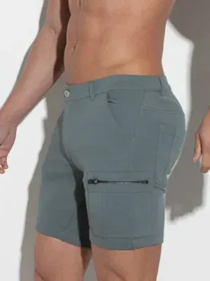 Vista frontal del Cargo Short gris carbón de Code 22 con diseño ajustado y bolsillos laterales.
