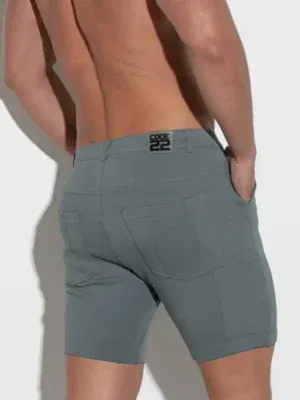 Detalle lateral izquierdo del Cargo Short Code 22 en gris carbón con bolsillo de cremallera.