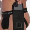 Primer plano del bolsillo del Sports Holster con teléfono móvil insertado.