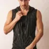 Modelo en ambiente interior luciendo la sudadera Brigade negra de Code 22 con capucha y cremallera abierta
