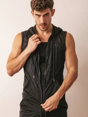 Modelo en ambiente interior luciendo la sudadera Brigade negra de Code 22 con capucha y cremallera abierta