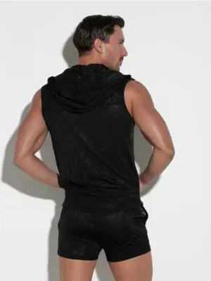 Modelo de espaldas luciendo la sudadera sin mangas Brigade negra de Code 22 con capucha caída