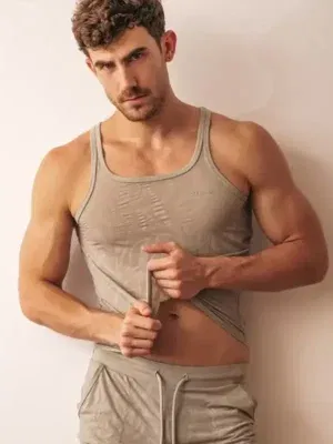 Tanktop kaki de Code 22 visto desde el frente, con estampado vegetal en relieve