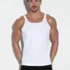 Modelo masculino posando de frente con tanktop blanco de Code 22 y boxer negro.