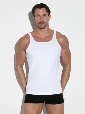 Modelo masculino posando de frente con tanktop blanco de Code 22 y boxer negro.
