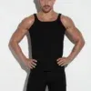 Vista trasera completa del modelo con camiseta de tirantes negra Code 22 Train, destacando el ajuste atlético.
