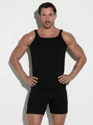 Vista trasera completa del modelo con camiseta de tirantes negra Code 22 Train, destacando el ajuste atlético.