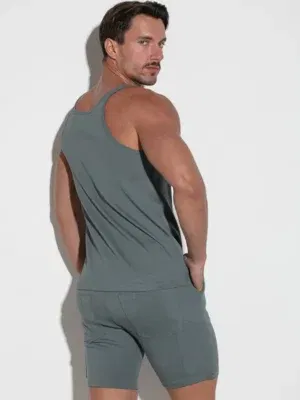 Modelo girado con camiseta de tirantes gris carbón de Code 22