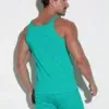 Modelo de espaldas con camiseta de tirantes Code 22 Train Teal.