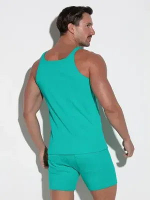 Modelo de espaldas con camiseta de tirantes Code 22 Train Teal.