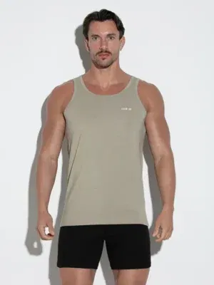 Camiseta de tirantes Code 22 Basic color khaki, vista frontal con logo blanco