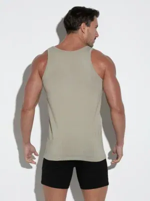 Modelo masculino de espaldas con camiseta de tirantes Code 22 Basic color khaki