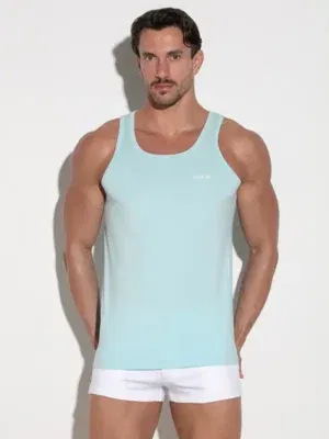 Vista frontal de la camiseta de tirantes Code 22 en color aqua con logo blanco en el pecho