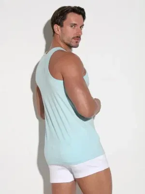 Camiseta sin mangas Code 22 aqua vista desde un ángulo lateral con corte entallado y espalda deportiva