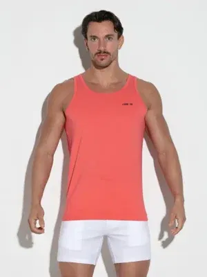 Camiseta sin mangas Code 22 Basic color salmón para hombre, corte slim fit con logo discreto.