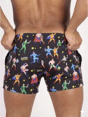 bañador corto Sweet Banana Súper Héroes con estampado de superhéroes sobre fondo negro vista frontal