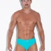 Vista frontal cercana del slip de baño Code 22 Sitges Aqua con cinturilla y trabillas — Code 22