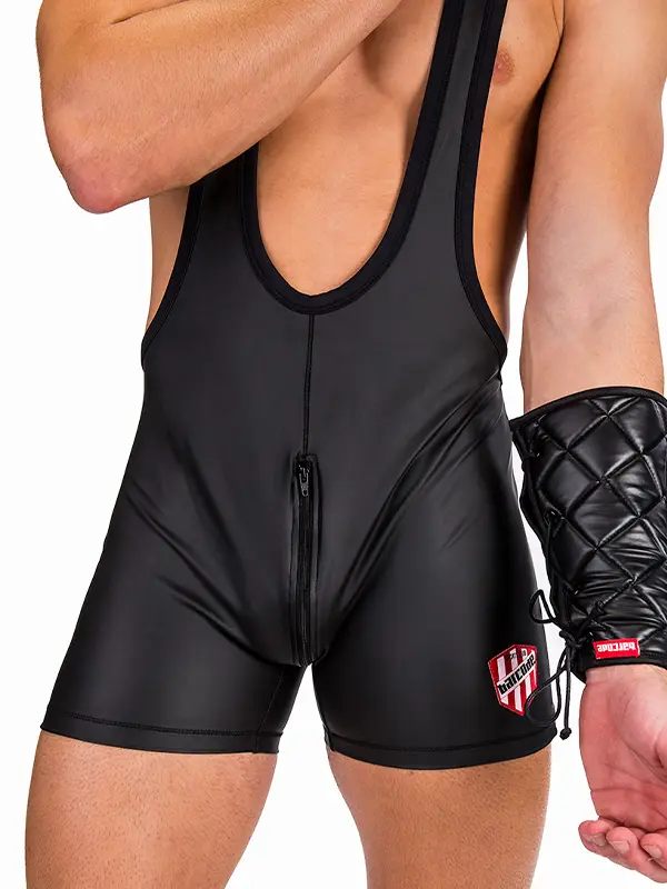 Wrestling singlet hombre negro efecto piel con escote profundo,