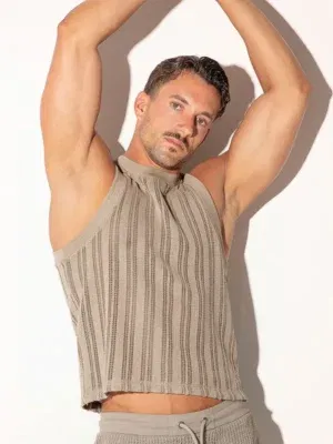 La camiseta tank Oasis está confeccionada en un tejido jacquard calado ligero con textura de rayas refinada, ofreciendo una silueta corta y contemporánea. Terminada con ribetes de canalé en el escote y sisas, combina la comodidad casual con un aire atrevido. Composición y cuidadosremove Tejido principal: 100% poliéster