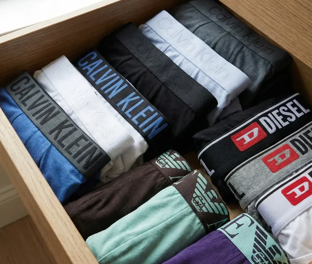 Cajón de calzoncillos de hombre ordenado por colores y marcas