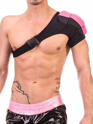 hombrera Disco Single Shoulder Pad Barcode Berlin negra con banda rosa sobre el hombro
