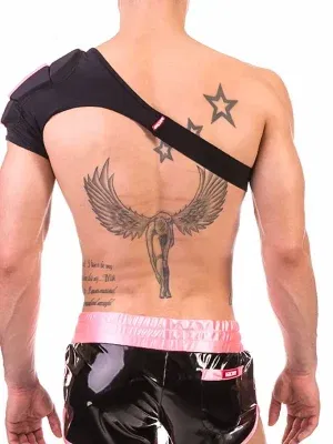 hombrera Disco Single Shoulder Pad Barcode Berlin negra con banda rosa sobre el hombro