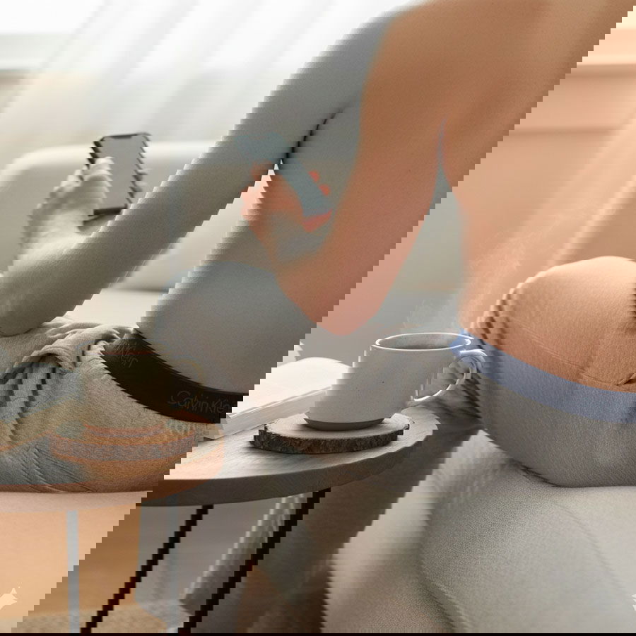 hombre descansando en casa con ropa interior de modal cómoda bajo un pantalón ligero