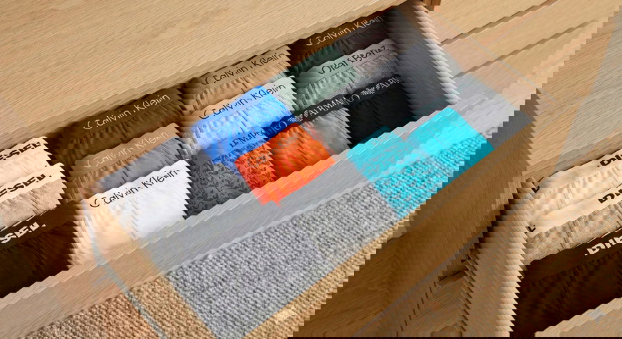 cajón de calzoncillos de hombre ordenado con modelos de algodón microfibra y modal