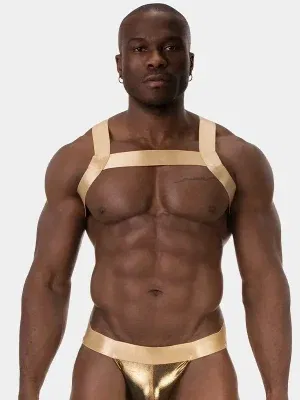 Primer plano frontal arnés de pecho dorado bandas elásticas anchas sobre torso