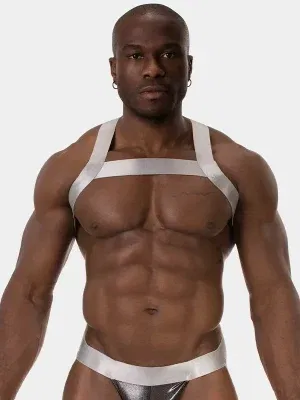 Detalle bandas elásticas plateadas arnés de pecho hombre sobre torso