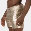 short hombre dorado metalizado con bolsillo lateral integrado, vista lateral