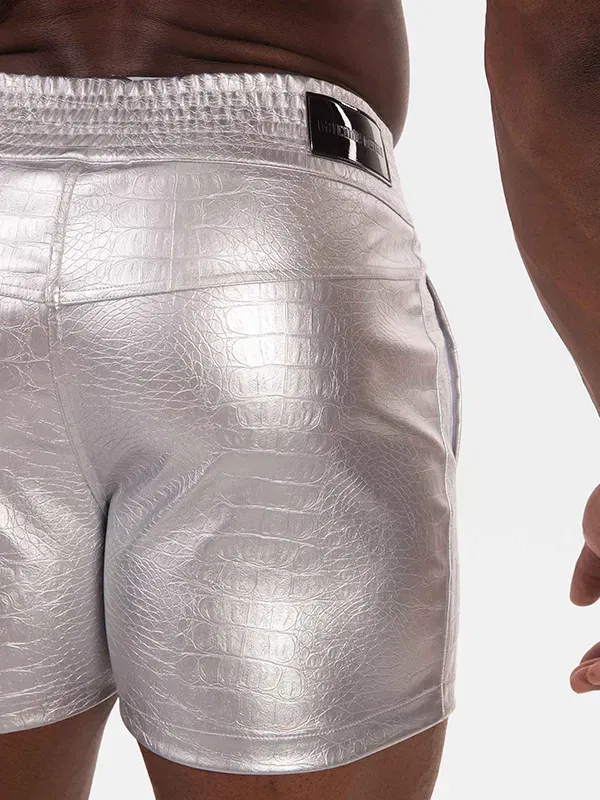 primer plano textura aligator short hombre color plata