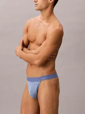 Tanga hombre Calvin Klein Microfibre Lace azul 44J con cintura logo tonal vista frontal.