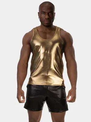 primer plano pecho camiseta metalizada oro textura brillante