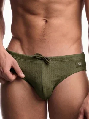 Detalle del slip de baño Emporio Armani Espiga Army con cordón a tono y textura adamascada