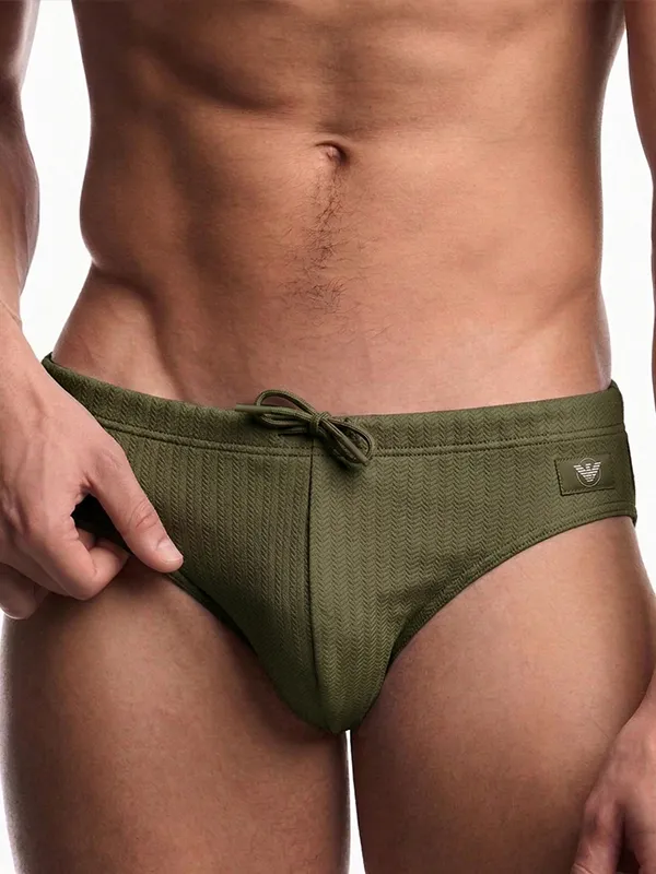 Detalle del slip de baño Emporio Armani Espiga Army con cordón a tono y textura adamascada