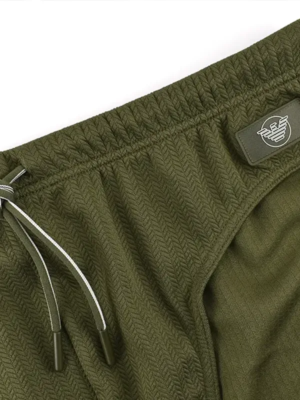 Detalle del slip de baño Emporio Armani Espiga Army con cordón a tono y textura adamascada