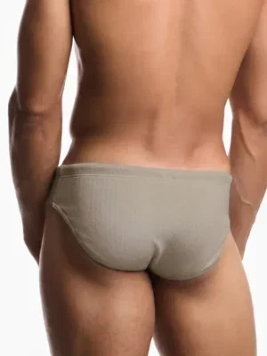Slip de baño Emporio Armani Espiga Taupe vista trasera sobre modelo