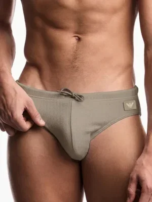 Slip de baño Emporio Armani Espiga Taupe vista frontal detalle sobre modelo