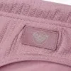 Detalle del parche de logotipo satinado del slip de baño Emporio Armani Espiga Old Rose