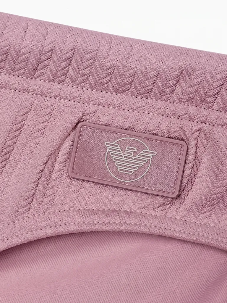 Detalle del parche de logotipo satinado del slip de baño Emporio Armani Espiga Old Rose